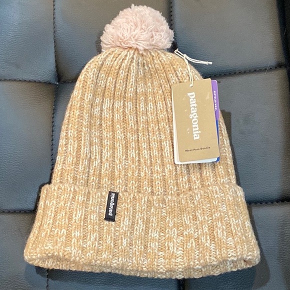 PATAGONIA WOOL POM BEANIE IN BIRCH WHITE -NWT - Picture 2 of 9